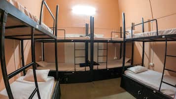 Gemeinsamer Standard-Schlafsaal, Gemischter Schlafsaal | Zimmersafe, schallisolierte Zimmer, kostenloses WLAN, Bettwäsche