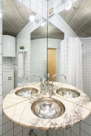 Een douche, een haardroger, handdoeken