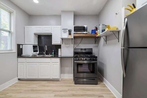 Réfrigérateur, micro-ondes, four, plaque de cuisson