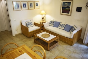 TV - Beachfront vacation home in elegant residential complex near Chia (Pula)