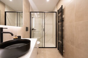 Luxury Apartment | Bathroom | Shower, rainfall showerhead, hair dryer, towels - Luxury Apartment near Floisvos Marina (Piraeus)