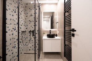 Luxury Apartment | Bathroom | Shower, rainfall showerhead, hair dryer, towels - Luxury Apartment near Floisvos Marina (Piraeus)