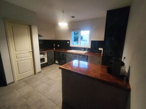 Een magnetron, een oven, een kookplaat, keukenrol