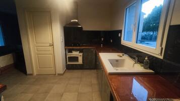 Micro-ondes, four, plaque de cuisson, serviettes en papier