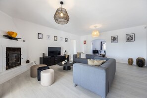 TV, fireplace - Quinta Bacelo da Bola (Lagoa)