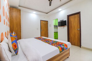 Egyptian cotton sheets, premium bedding, in-room safe, soundproofing - Fabexpress Abode Inn (New Delhi)