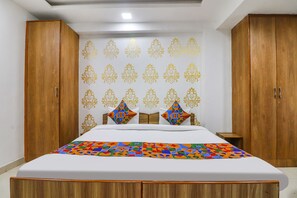 Egyptian cotton sheets, premium bedding, in-room safe, soundproofing - Fabexpress Abode Inn (New Delhi)