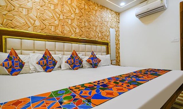 Family Room | Egyptian cotton sheets, premium bedding, in-room safe, free WiFi - Fabexpress Jugnu Palace (Ujjain)