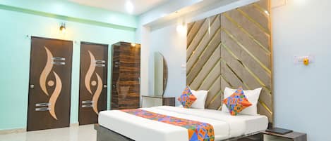 Egyptian cotton sheets, premium bedding, in-room safe, free WiFi