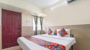 Deluxe Room | Egyptian cotton sheets, premium bedding, in-room safe - FabExpress Clover Castle (Coimbatore)