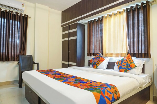 Egyptian cotton sheets, premium bedding, in-room safe, free WiFi - FabExpress The Guest House (Pune)