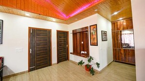 Un pasillo con puertas de madera y una planta en maceta.