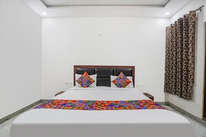 Egyptian cotton sheets, premium bedding, in-room safe, free WiFi - Fabhotel Akash Inn (Agra)