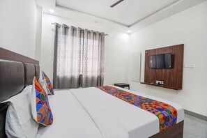 Egyptian cotton sheets, premium bedding, in-room safe, free WiFi - Fabhotel Akash Inn (Agra)