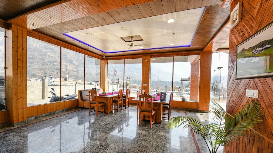 Fabhotel Snower