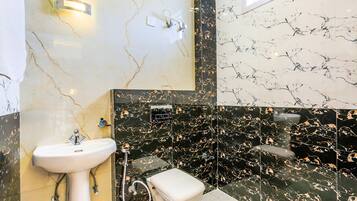Shower, rainfall showerhead, free toiletries, towels