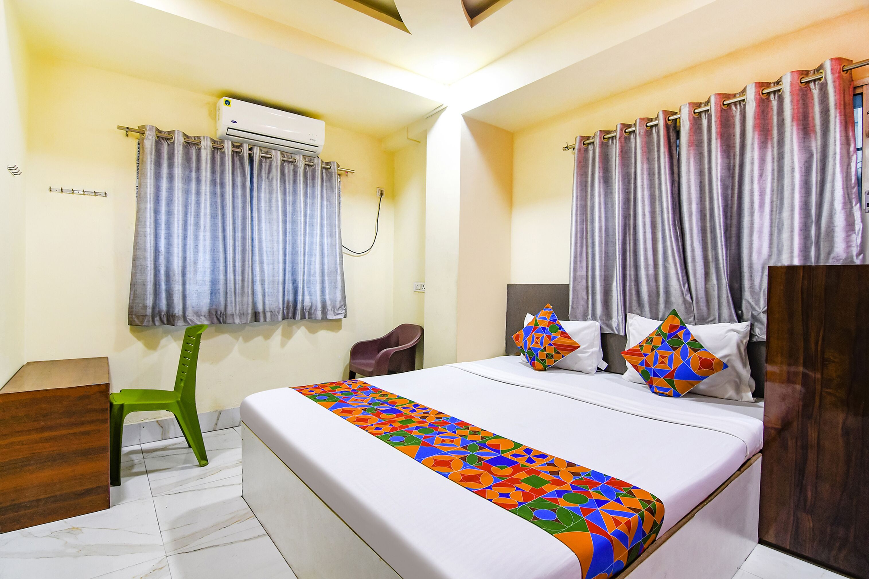 ملاءات من القطن المصري وأغطية فراش متميزة وخزنة داخل الغرفة