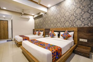 ملاءات من القطن المصري وأغطية فراش متميزة وخزنة داخل الغرفة