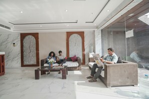 Lobby sitting area - Fabhotel Ip Indrapuram (Ghaziabad)