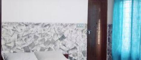 Egyptian cotton sheets, premium bedding, in-room safe, free WiFi