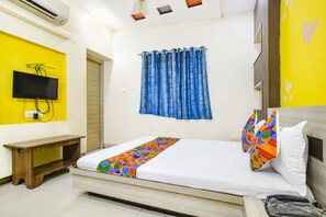 Egyptian cotton sheets, premium bedding, in-room safe, free WiFi - Fabexpress Blue Star (Ujjain)