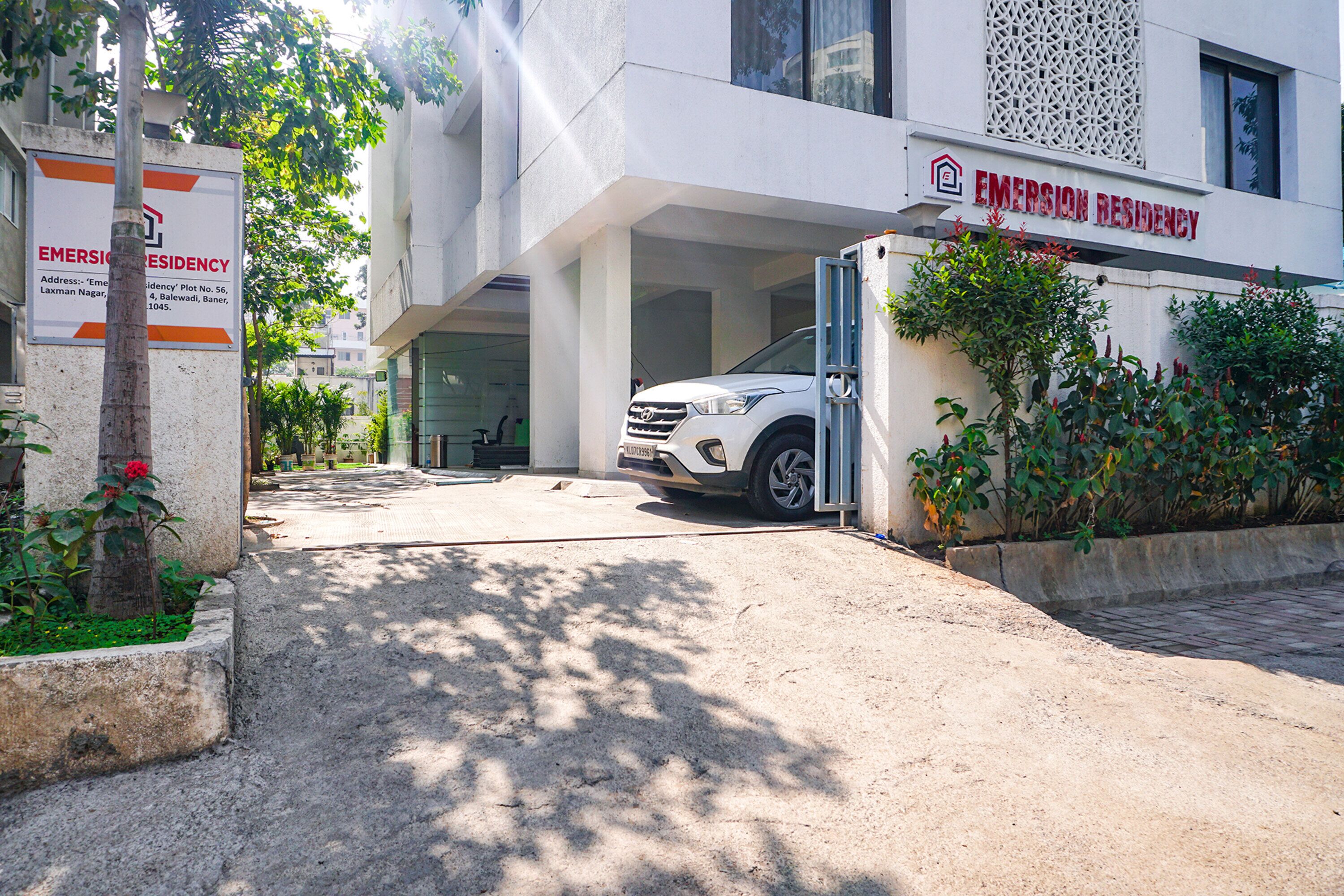 Un bâtiment moderne avec une enseigne indiquant « RÉSIDENCE D’URGENCE ».