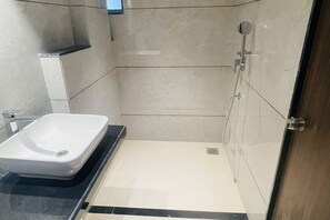 Shower, rainfall showerhead, free toiletries, towels - Fabhotel Emersion Residency (Pune)