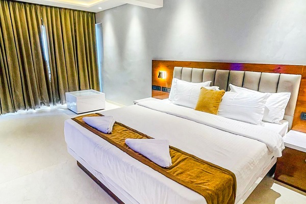 Egyptian cotton sheets, premium bedding, in-room safe, WiFi (free)