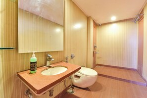 Luxury-Zimmer | Badezimmer | Dusche, Regendusche, kostenlose Toilettenartikel, Handtücher