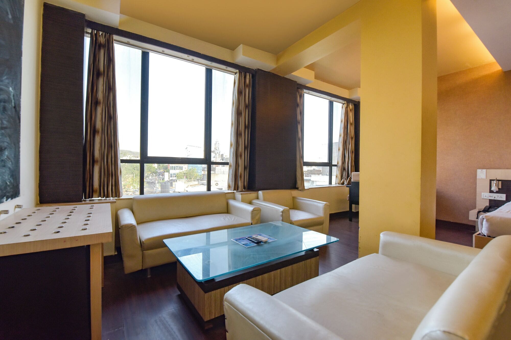 ملاءات من القطن المصري وأغطية فراش متميزة وخزنة داخل الغرفة