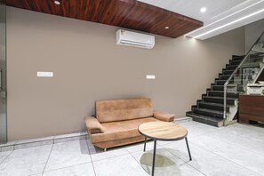 Lobby sitting area - Fabexpress Ospite (Surat)