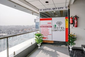 La entrada del Hotel Sky City con vistas a la ciudad.