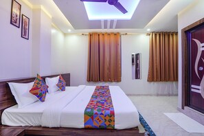 Egyptian cotton sheets, premium bedding, in-room safe, soundproofing - Fabhotel Nandini Grand (Varanasi)