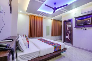 Egyptian cotton sheets, premium bedding, in-room safe, soundproofing - Fabhotel Nandini Grand (Varanasi)