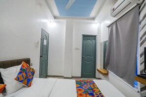 Egyptian cotton sheets, premium bedding, in-room safe - Fabexpress Pramila Prakash (Nagpur)