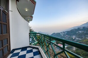 Balcony view - Fabhotel Prime Hemkunth (Kasauli)