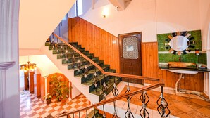Una escalera con paredes de madera y piso a cuadros que lleva a una plataforma.