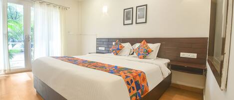 ملاءات من القطن المصري وأغطية فراش متميزة وخزنة داخل الغرفة