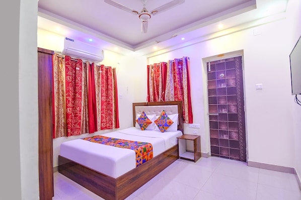 Deluxe Room | Egyptian cotton sheets, premium bedding, in-room safe, soundproofing