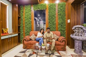 Lobby sitting area - Fabhotel Royal Stay (Nagpur)