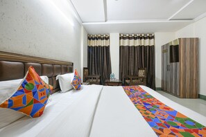 Egyptian cotton sheets, premium bedding, in-room safe, soundproofing - Fabhotel Ess Pee Grand (Mohali)