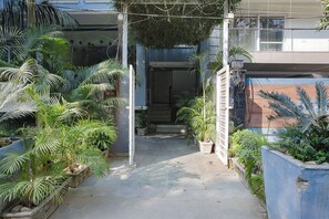 Property entrance - FabHotel JHS Studio- Nr. Phase 1 Metro Station Gurgaon (Gurugram)