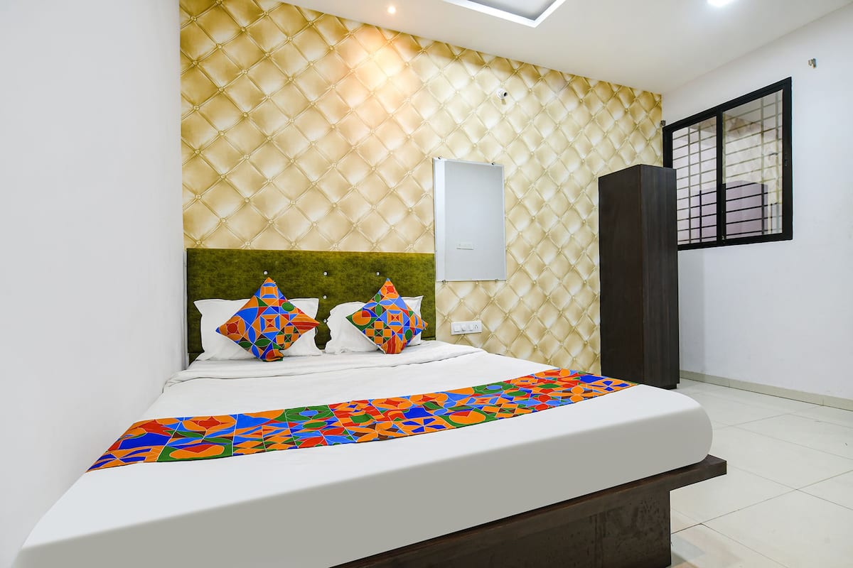 Deluxe Room | Egyptian cotton sheets, premium bedding, in-room safe