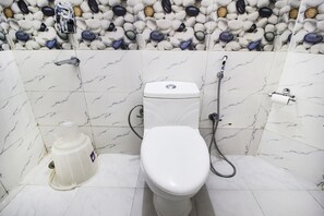 Deluxe kamer | Badkamer | Een douche, een regendouche, gratis toiletartikelen, handdoeken