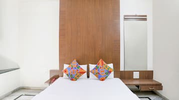 Deluxe Room | Egyptian cotton sheets, premium bedding, in-room safe