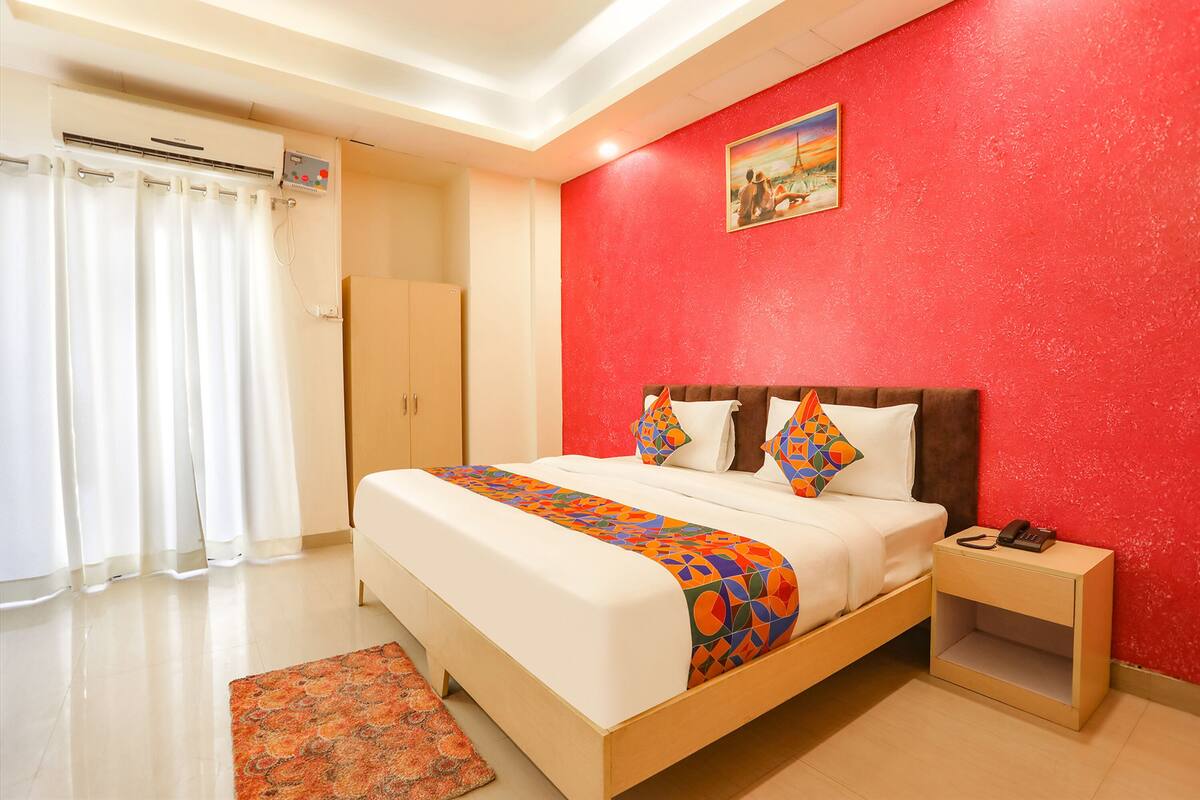Deluxe Room | Egyptian cotton sheets, premium bedding, in-room safe, desk
