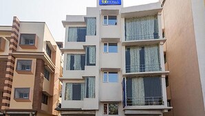 Un hôtel à plusieurs étages, doté de balcons et d’une enseigne indiquant « Fabi Hotels ».