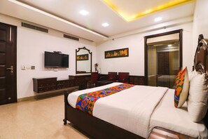 Egyptian cotton sheets, premium bedding, in-room safe, soundproofing - Fabhotel Prime Zewarat Inn (New Delhi)