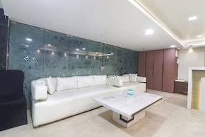 Lobby sitting area - Fabhotel Prime Zewarat Inn (New Delhi)