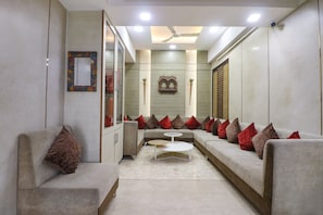 Lobby sitting area - Fabhotel Prime Zewarat Inn (New Delhi)